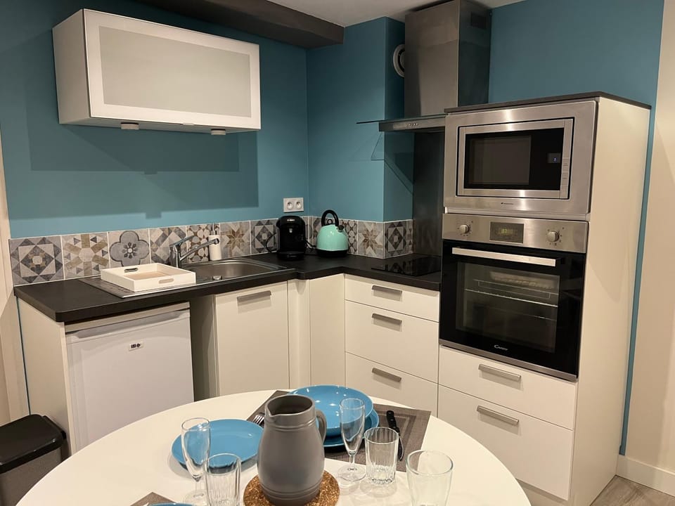 Coffee/tea facilities, Kitchen or kitchenette, stove