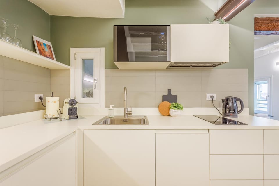 Coffee/tea facilities, Kitchen or kitchenette, stove