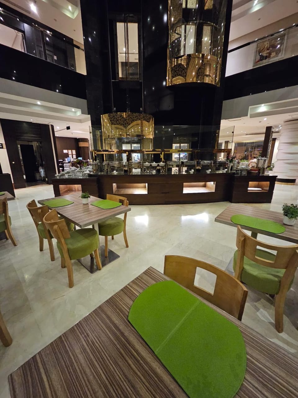 Restaurant/places to eat, Lounge or bar