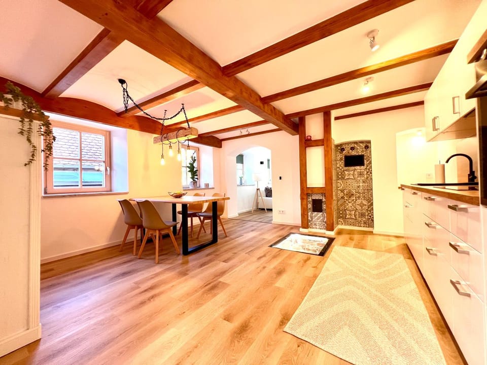 Kitchen or kitchenette, Dining area