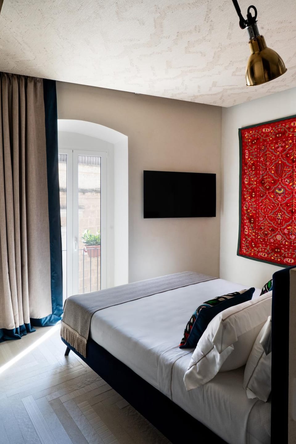 Bed, TV and multimedia, Photo of the whole room, Bedroom