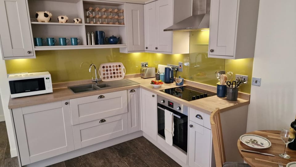 Coffee/tea facilities, Kitchen or kitchenette, oven, stove, toaster