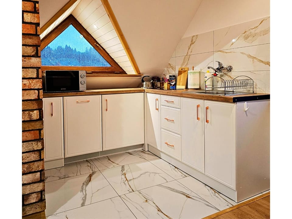 Coffee/tea facilities, Kitchen or kitchenette, dishwasher, microwave, stove
