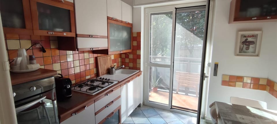 Kitchen or kitchenette, Dining area, stove