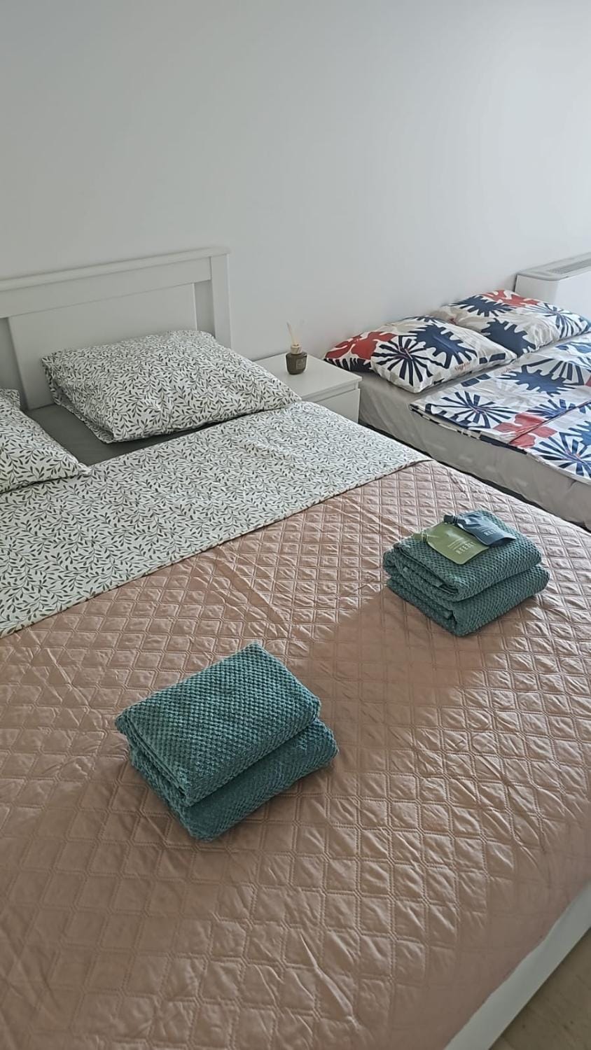 Quiet Seaside Apartment, 1 Min to Beach, Parking, Promenade de la Plage Apartment in Cagnes-sur-Mer