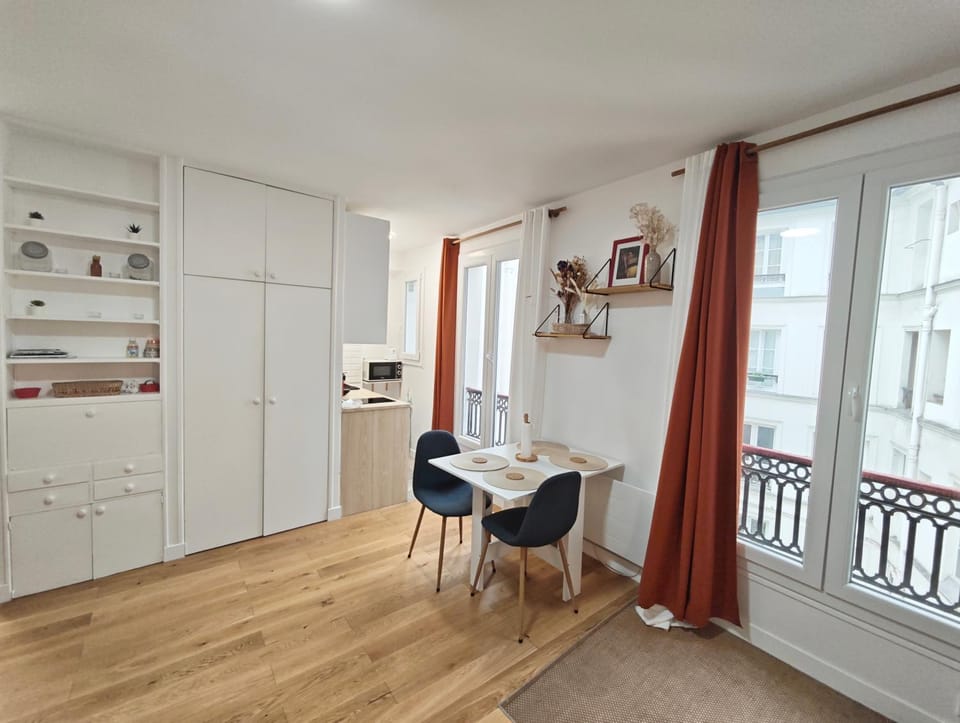 Seine 2-Min & Notre Dame Cozy Studio Apartment in Paris