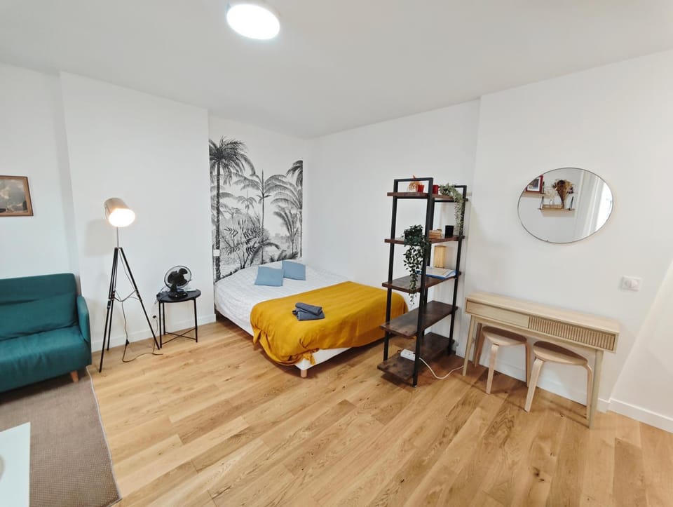Seine 2-Min & Notre Dame Cozy Studio Apartment in Paris