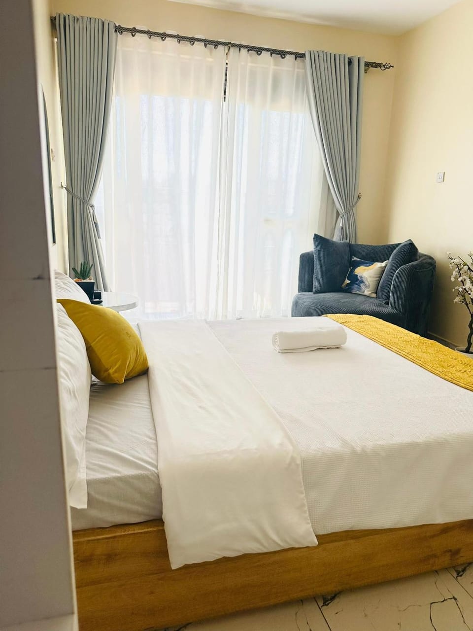 Bed, Living room, Photo of the whole room, Seating area, Bedroom