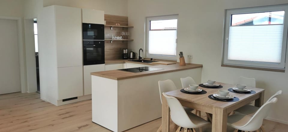 Coffee/tea facilities, Kitchen or kitchenette, Dining area, dishwasher, oven, stove