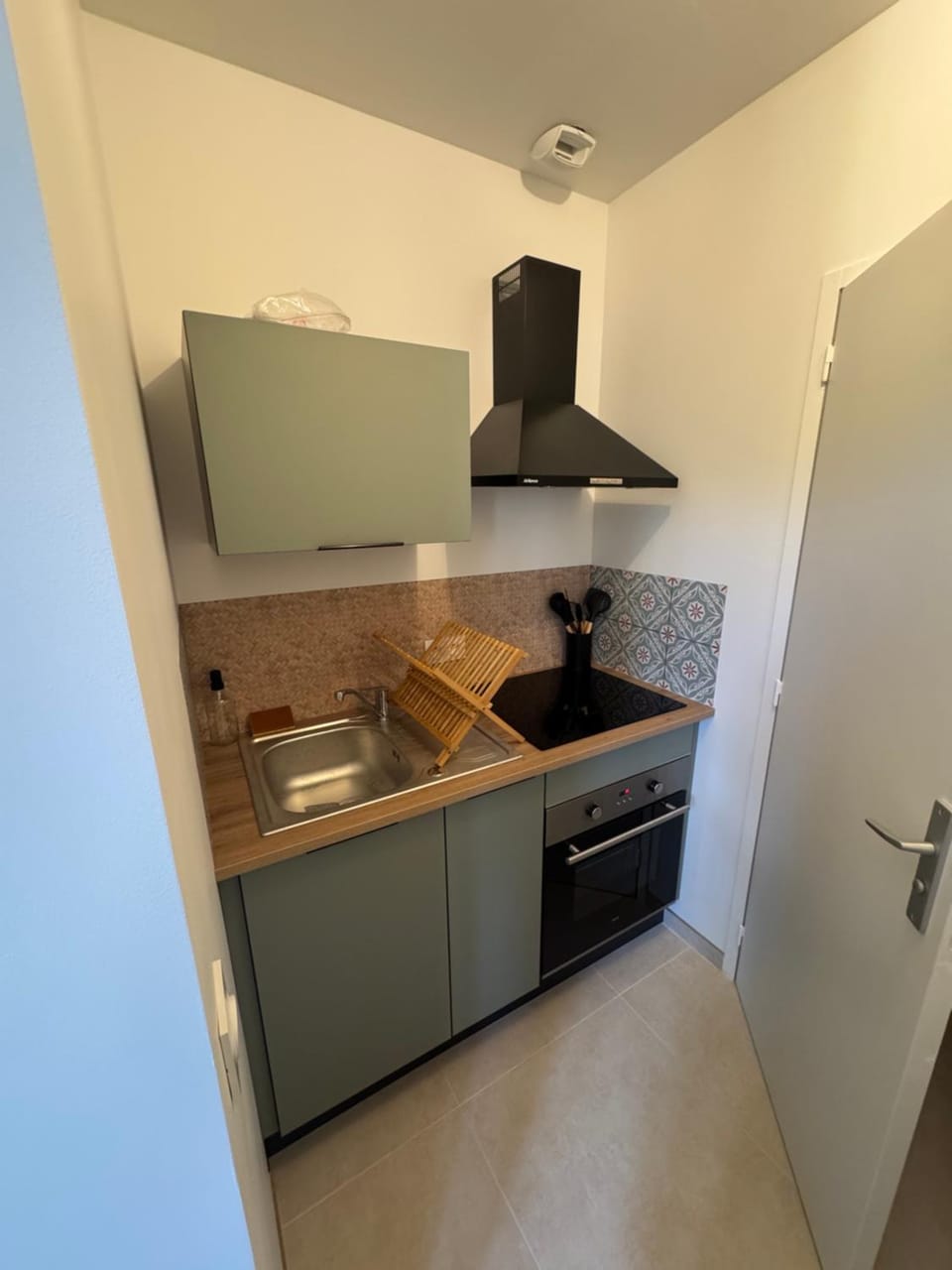 Kitchen or kitchenette, stove