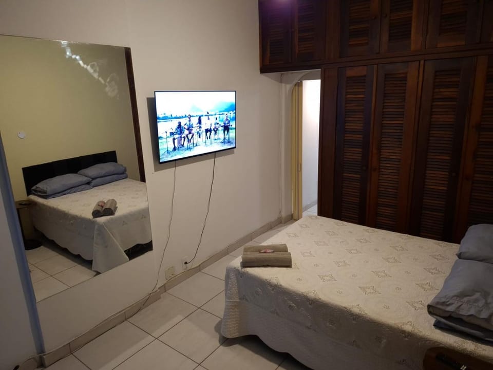 Acorde olhe para o Mar de Copacabana na quadra da praia o apartamento foi preparado para ser o cenário das melhores memórias de suas férias com um ambiente iluminado e refrigerado você encontra aqui um espaço ideal para relaxar com sua família e amigos Apartment in Rio de Janeiro