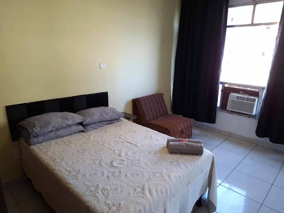 Acorde olhe para o Mar de Copacabana na quadra da praia o apartamento foi preparado para ser o cenário das melhores memórias de suas férias com um ambiente iluminado e refrigerado você encontra aqui um espaço ideal para relaxar com sua família e amigos Apartment in Rio de Janeiro