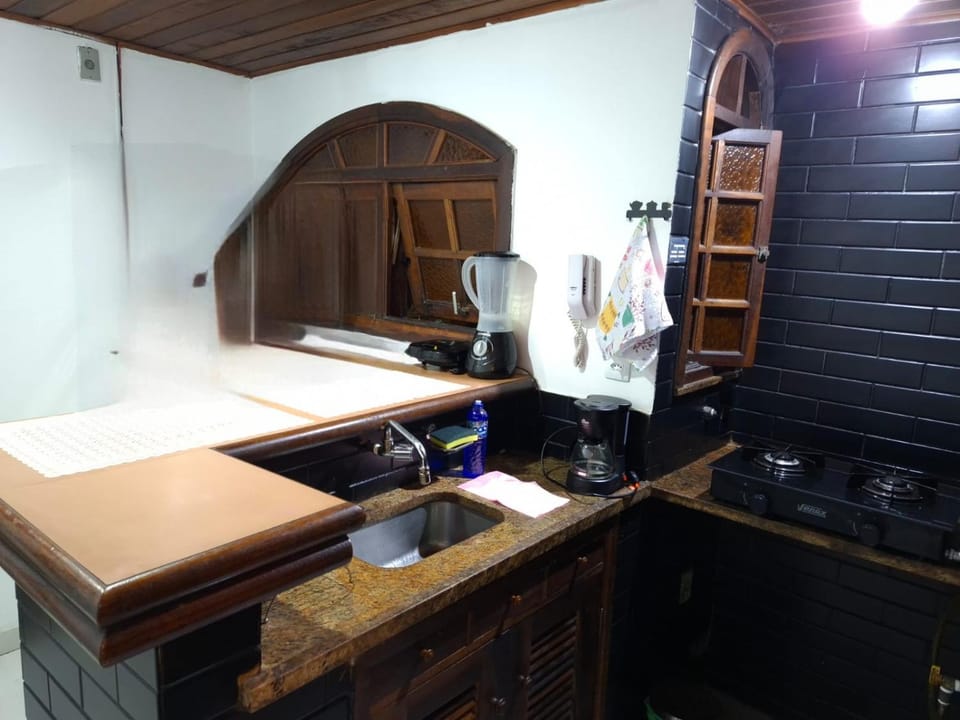 Acorde olhe para o Mar de Copacabana na quadra da praia o apartamento foi preparado para ser o cenário das melhores memórias de suas férias com um ambiente iluminado e refrigerado você encontra aqui um espaço ideal para relaxar com sua família e amigos Apartment in Rio de Janeiro