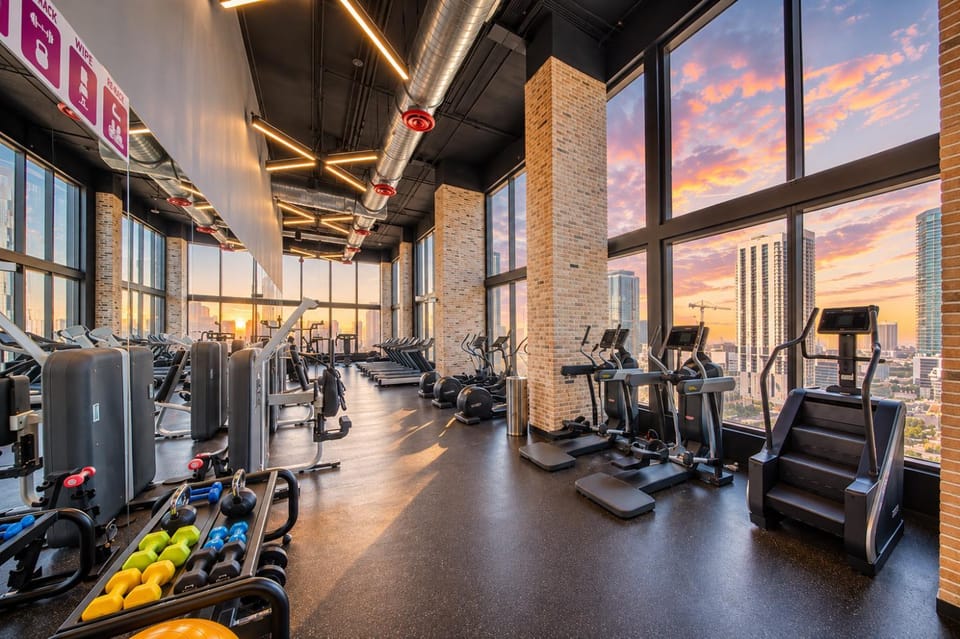 Stay Above Miami - Balcony Suite, Ocean Views, Rooftop Pool and Gym Apartment in Miami