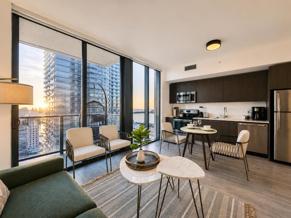 Stay Above Miami - Balcony Suite, Ocean Views, Rooftop Pool and Gym Apartment in Miami