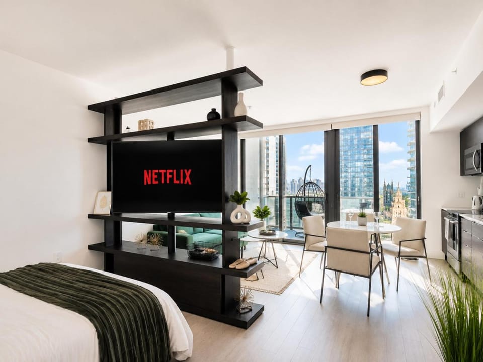 Stay Above Miami - Balcony Suite, Ocean Views, Rooftop Pool and Gym Apartment in Miami