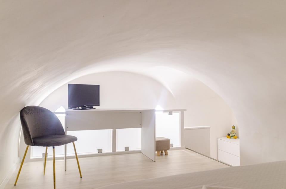 Communal lounge/ TV room, TV and multimedia, Living room, Seating area, Evening entertainment, hair dresser
