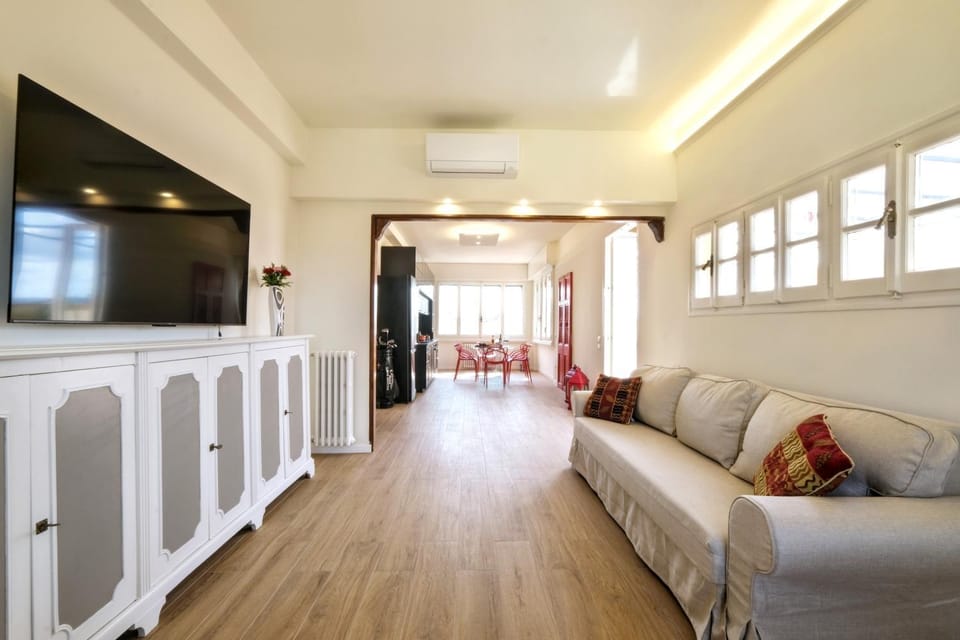 Communal lounge/ TV room, Bed, TV and multimedia, Living room, Evening entertainment, air conditioner