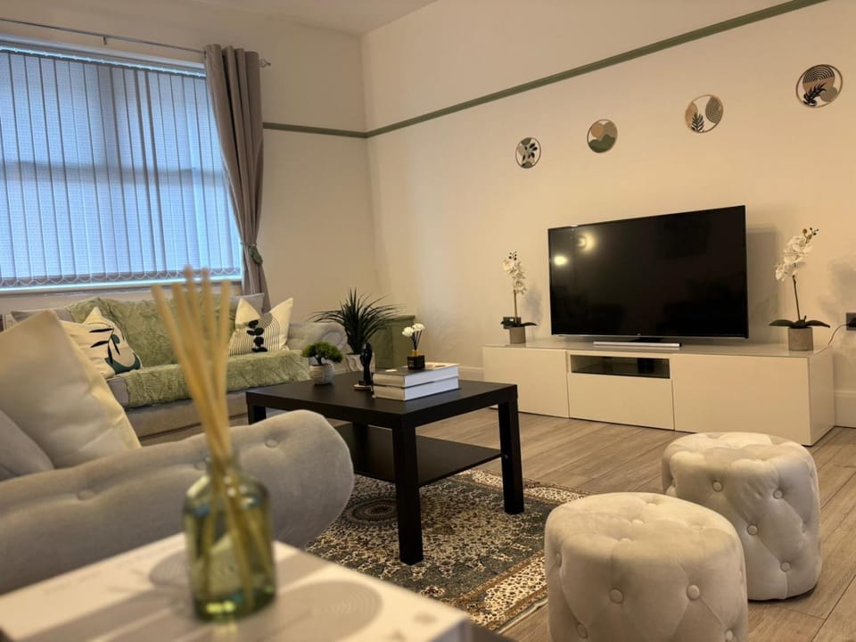 Communal lounge/ TV room, TV and multimedia, Living room, Seating area