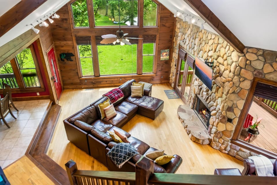 Cabin Zen, Riverfront, Hot Tub, Arcades, Sleeps 8 Cabin in Georgia