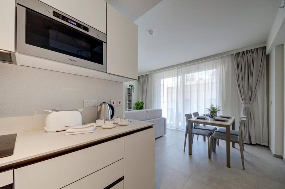 Mercury 319 - 2x Pool Cards Access & Shopping Mall Apartment in Saint Julians