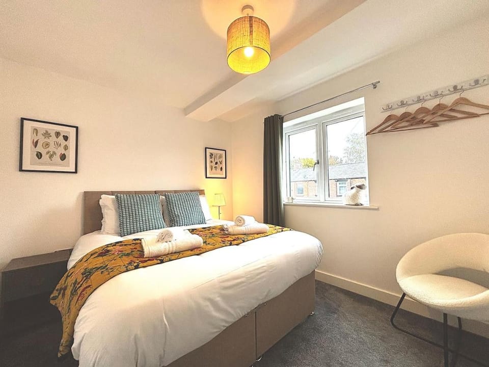 2 Bedroom House - Private Parking House in England