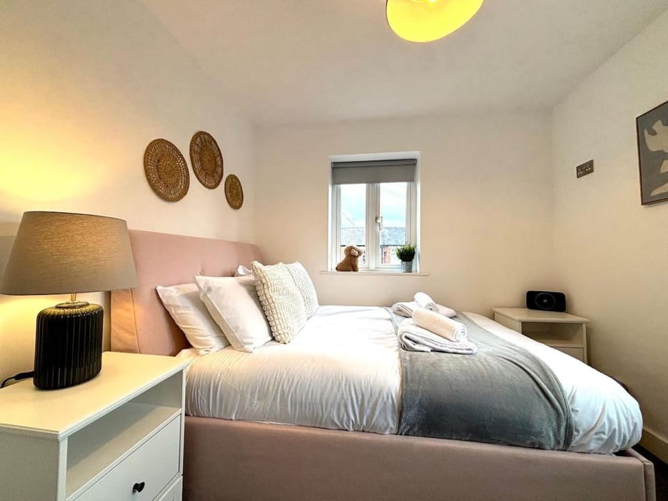 2 Bedroom House - Private Parking House in England