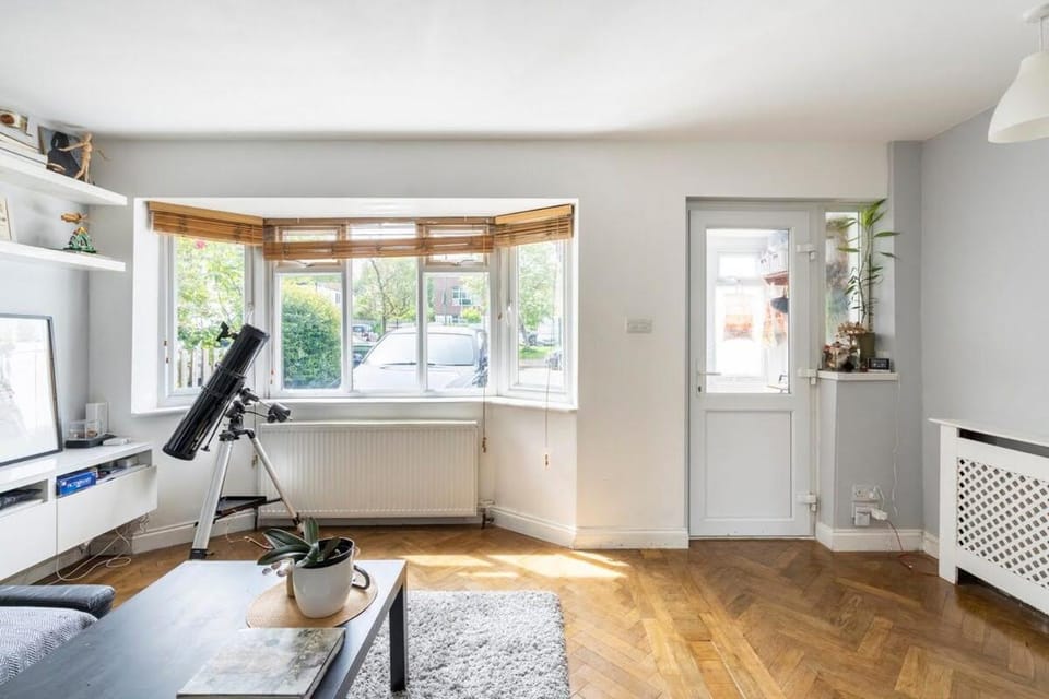 Cosy, Bright Home, Free Parking, Greater London House in England