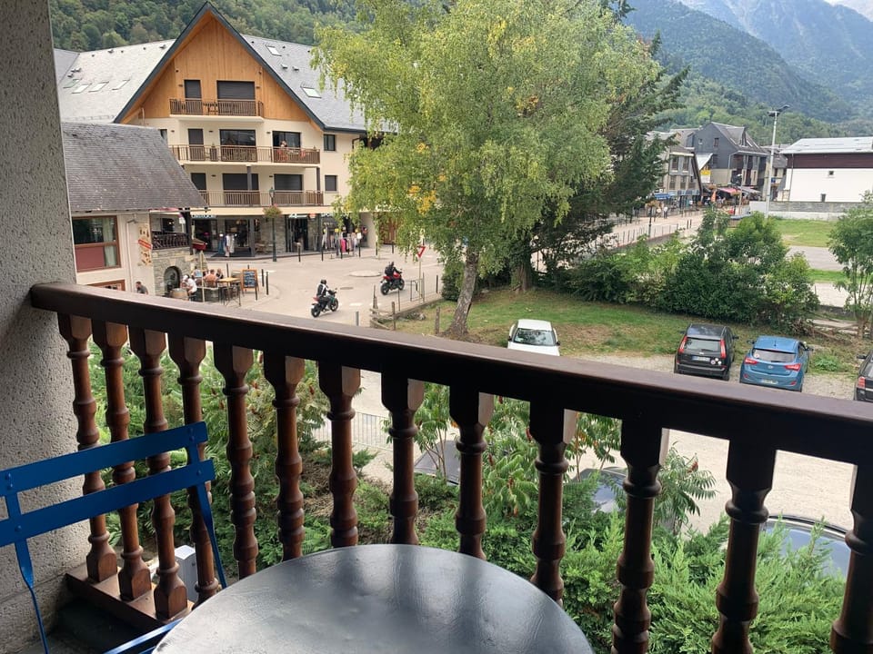 Neighbourhood, Balcony/Terrace