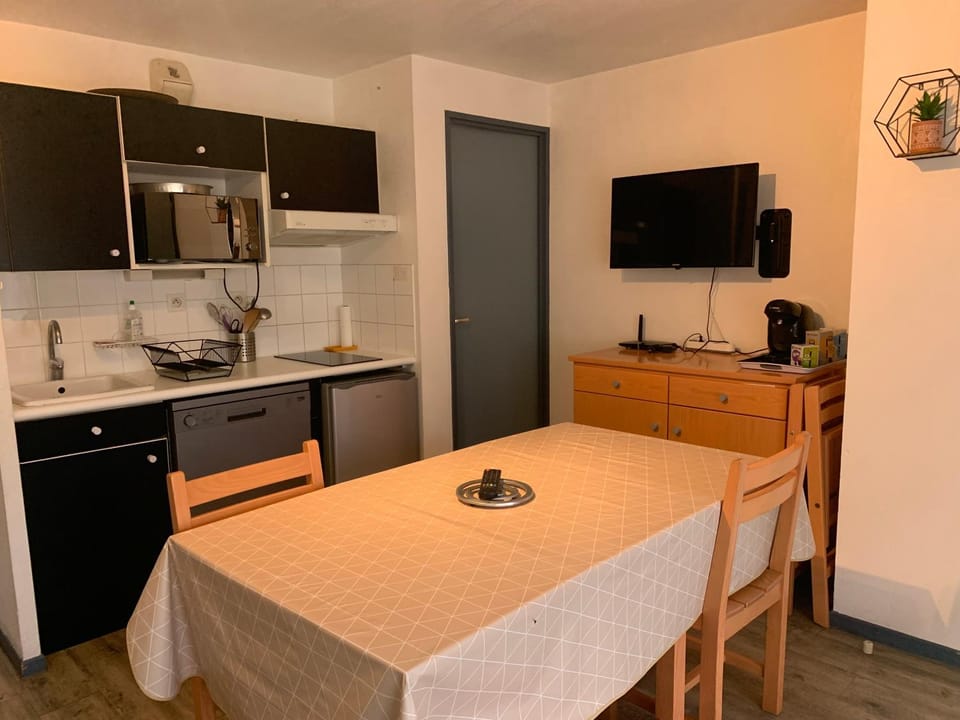 TV and multimedia, Kitchen or kitchenette, Dining area