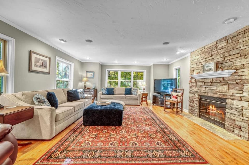 Off The Hook Spacious Home with Pool Firepit Large Yard House in South Haven