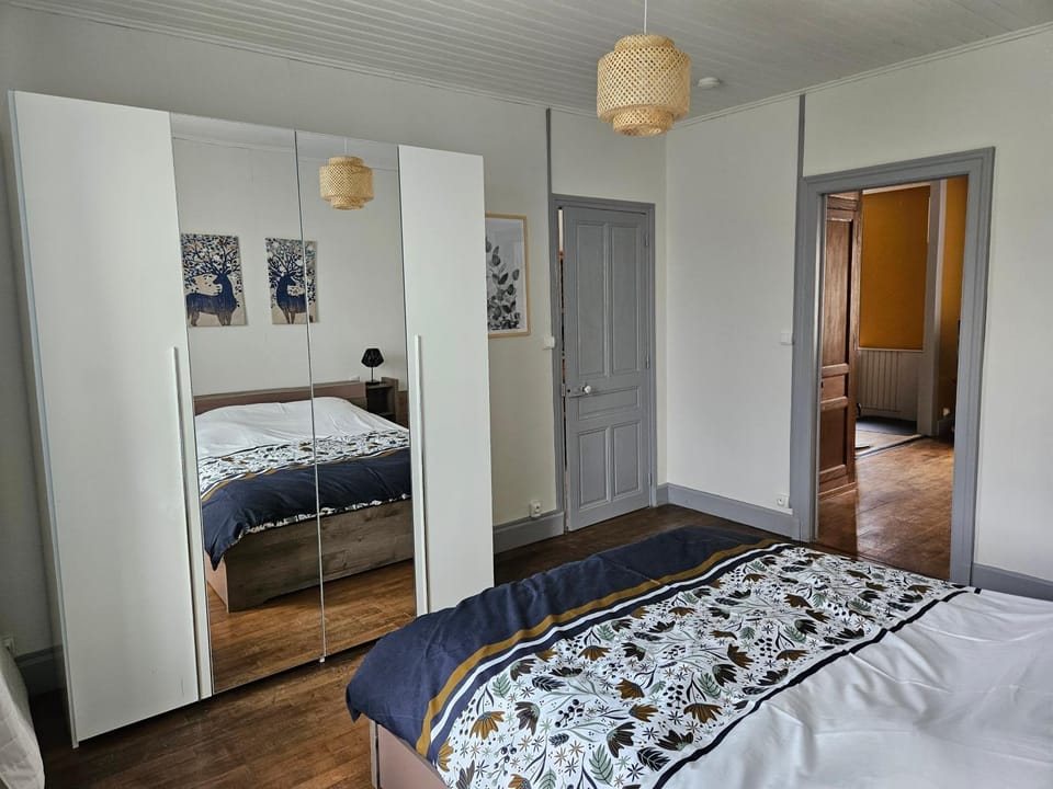 Photo of the whole room, Bedroom, wardrobe