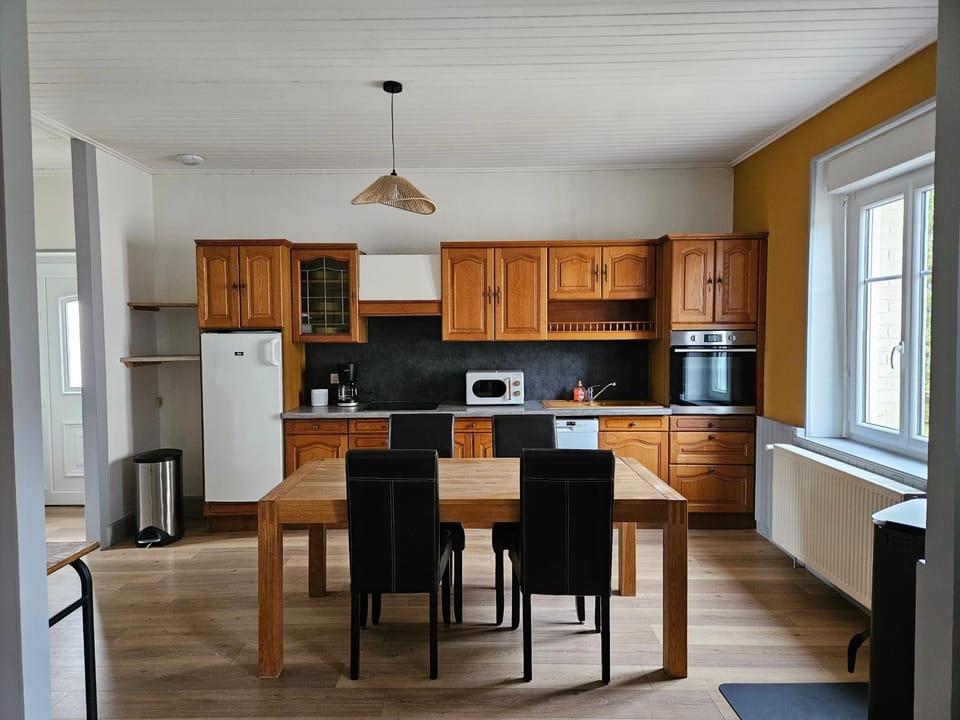 Kitchen or kitchenette, Dining area, dishwasher, oven, pet friendly, stove, toaster