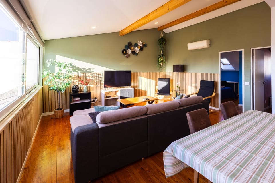 TV and multimedia, Living room, Photo of the whole room, Seating area, Evening entertainment, air conditioner
