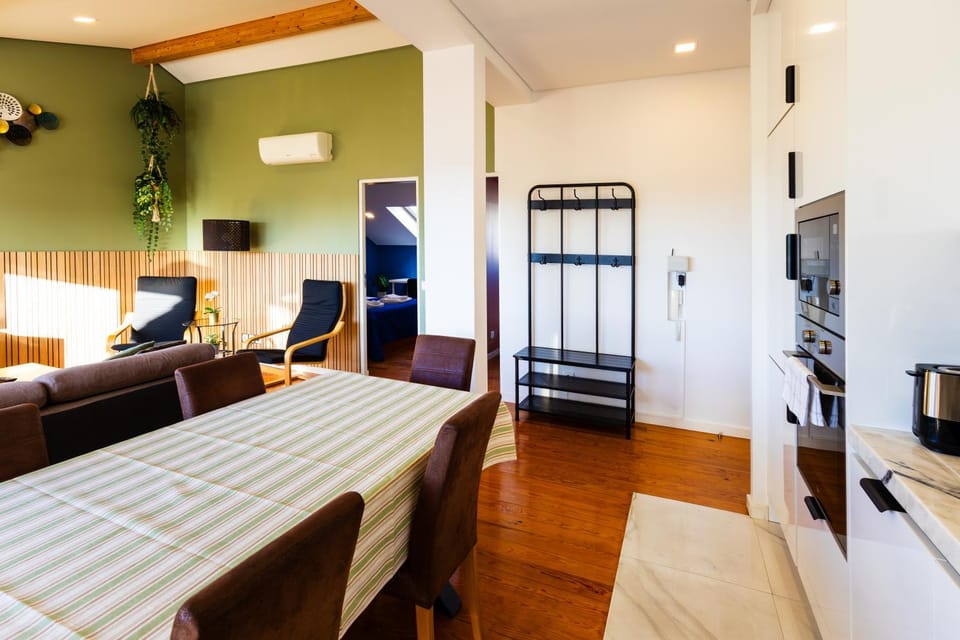 Kitchen or kitchenette, Living room, Seating area, Dining area, oven, air conditioner