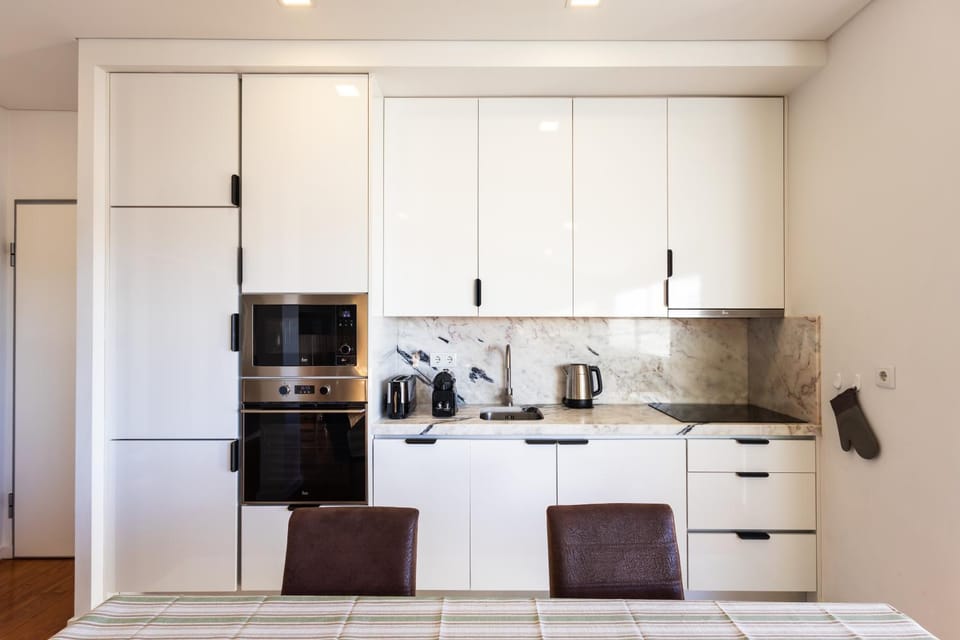 Coffee/tea facilities, Kitchen or kitchenette, dishwasher, microwave, oven, stove, toaster