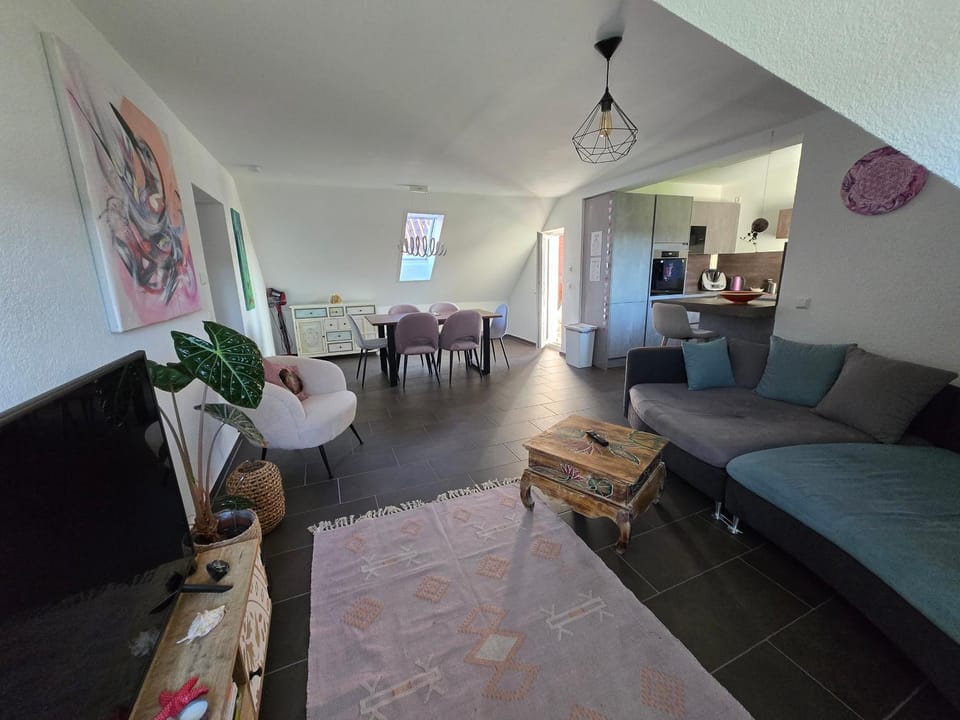 Communal lounge/ TV room, TV and multimedia, Living room, Seating area, Dining area, Evening entertainment