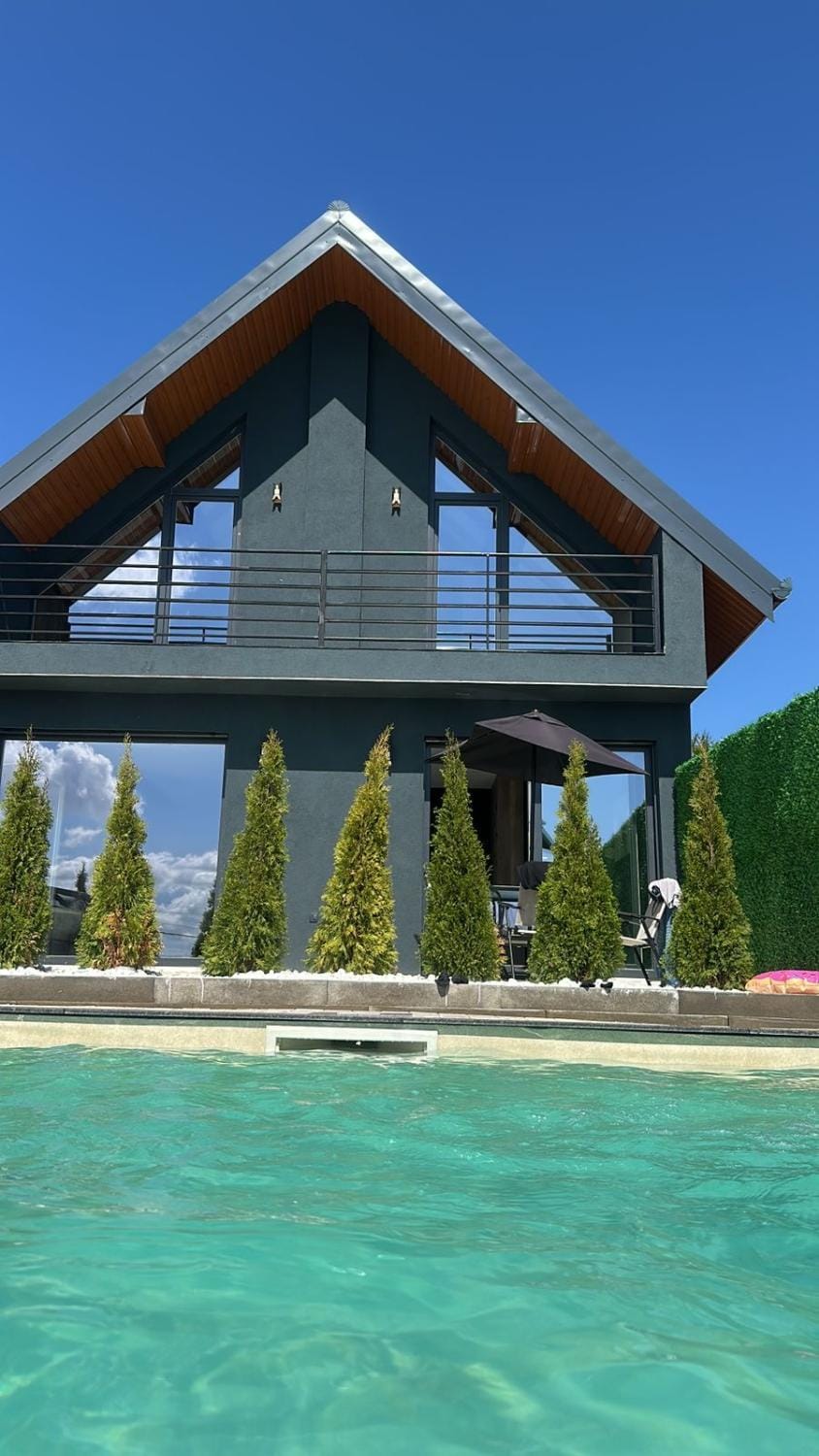 Property building, Day, Swimming pool