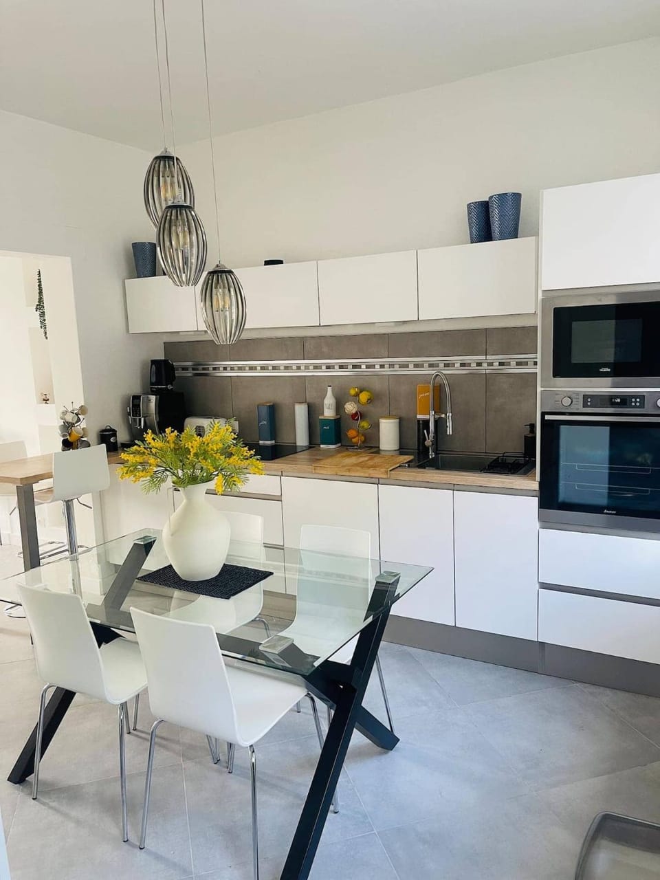 Kitchen or kitchenette, Dining area