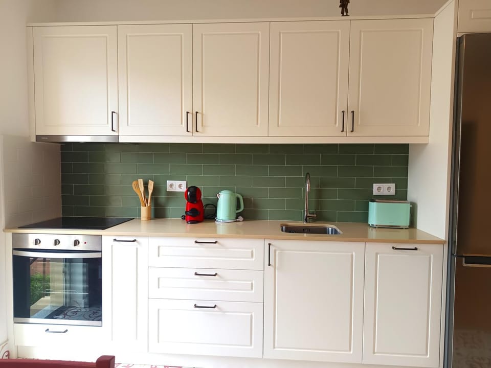 Coffee/tea facilities, Kitchen or kitchenette, oven, stove, toaster