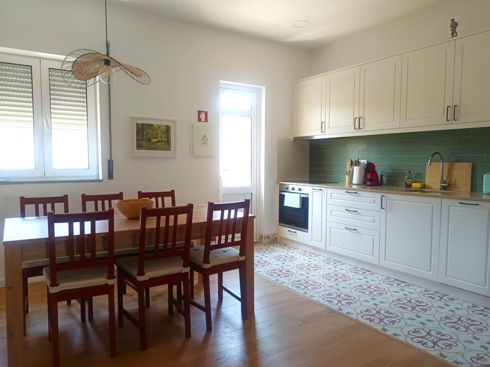Coffee/tea facilities, Kitchen or kitchenette, Dining area, dishwasher, oven, stove, toaster