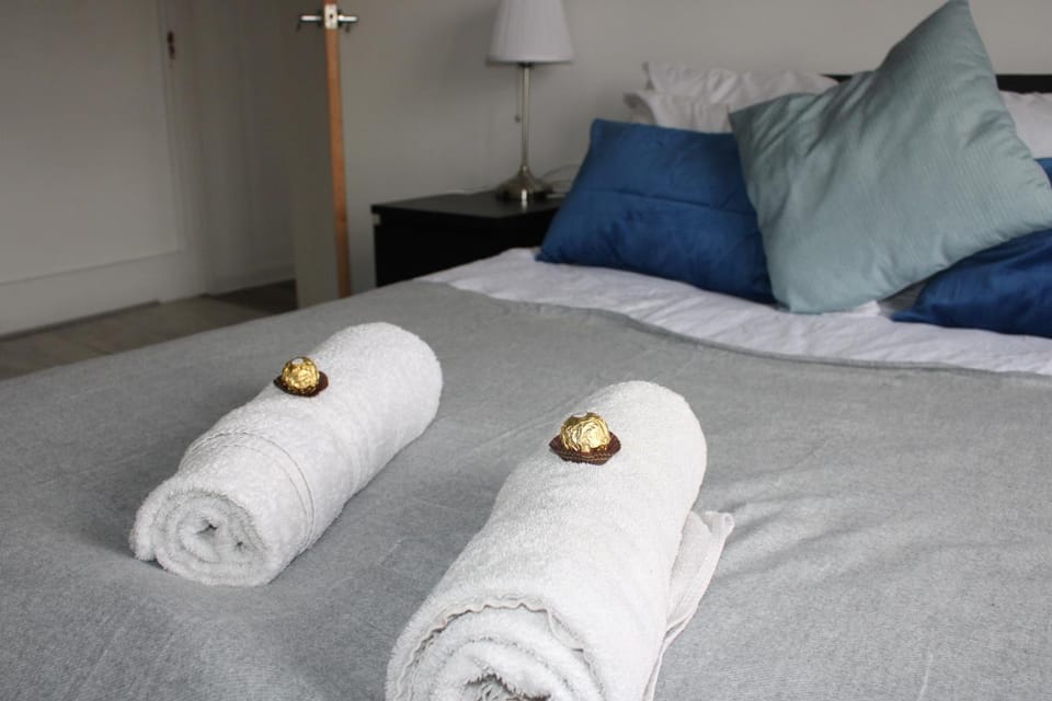 Bed, Bedroom, towels