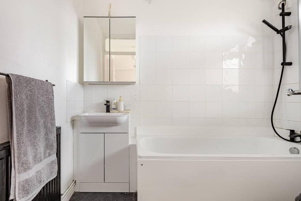 Stylish 2-Bedroom Apartment! Long-Term Stay! Apartment in London