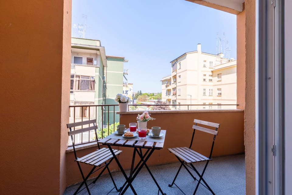 Property building, Day, Balcony/Terrace