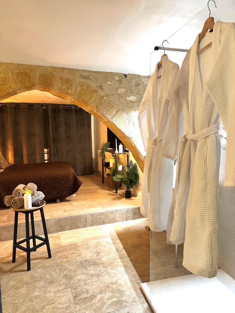 Suite romantique de luxe sous les Voûtes - baignoire îlot - centre Aix-En-Provence Apartment in Aix-en-Provence