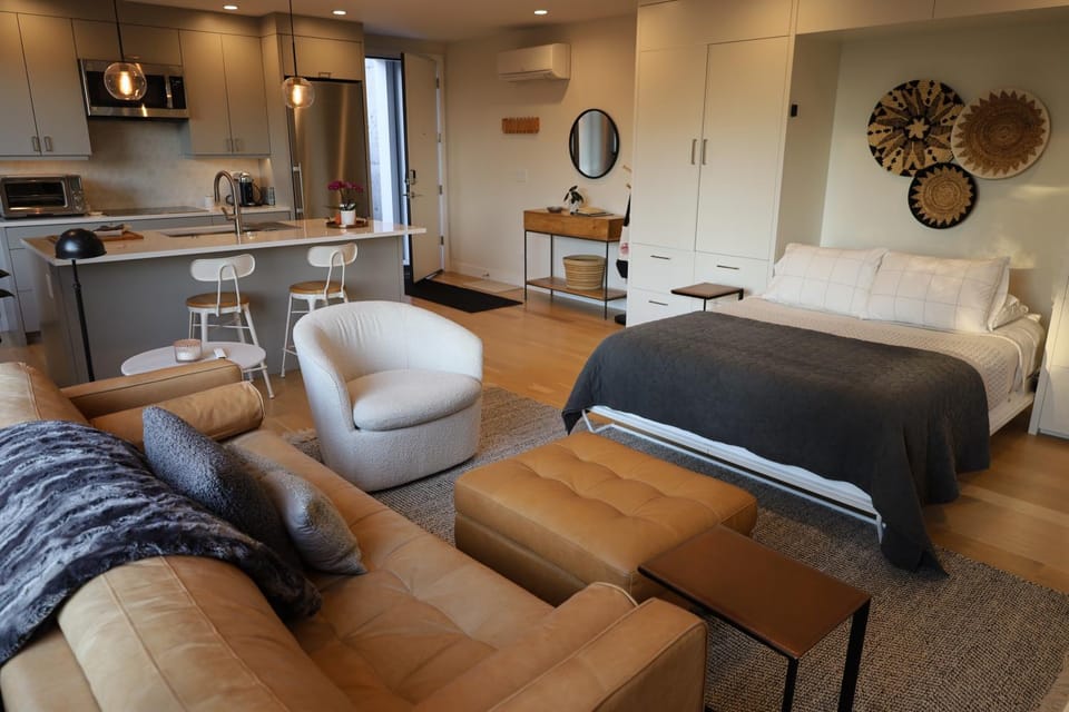 Modern Studio with Rooftop Deck and Sunset Views Apartment in Queen Anne