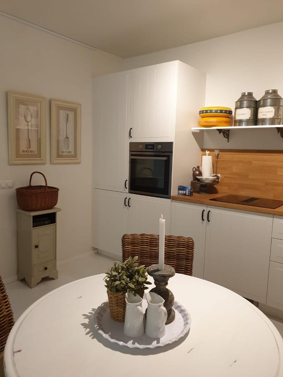 Kitchen or kitchenette, Dining area, oven, stove