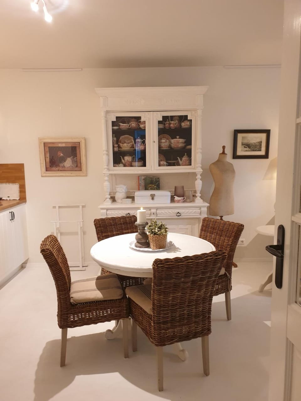 Kitchen or kitchenette, Living room, Seating area, Dining area