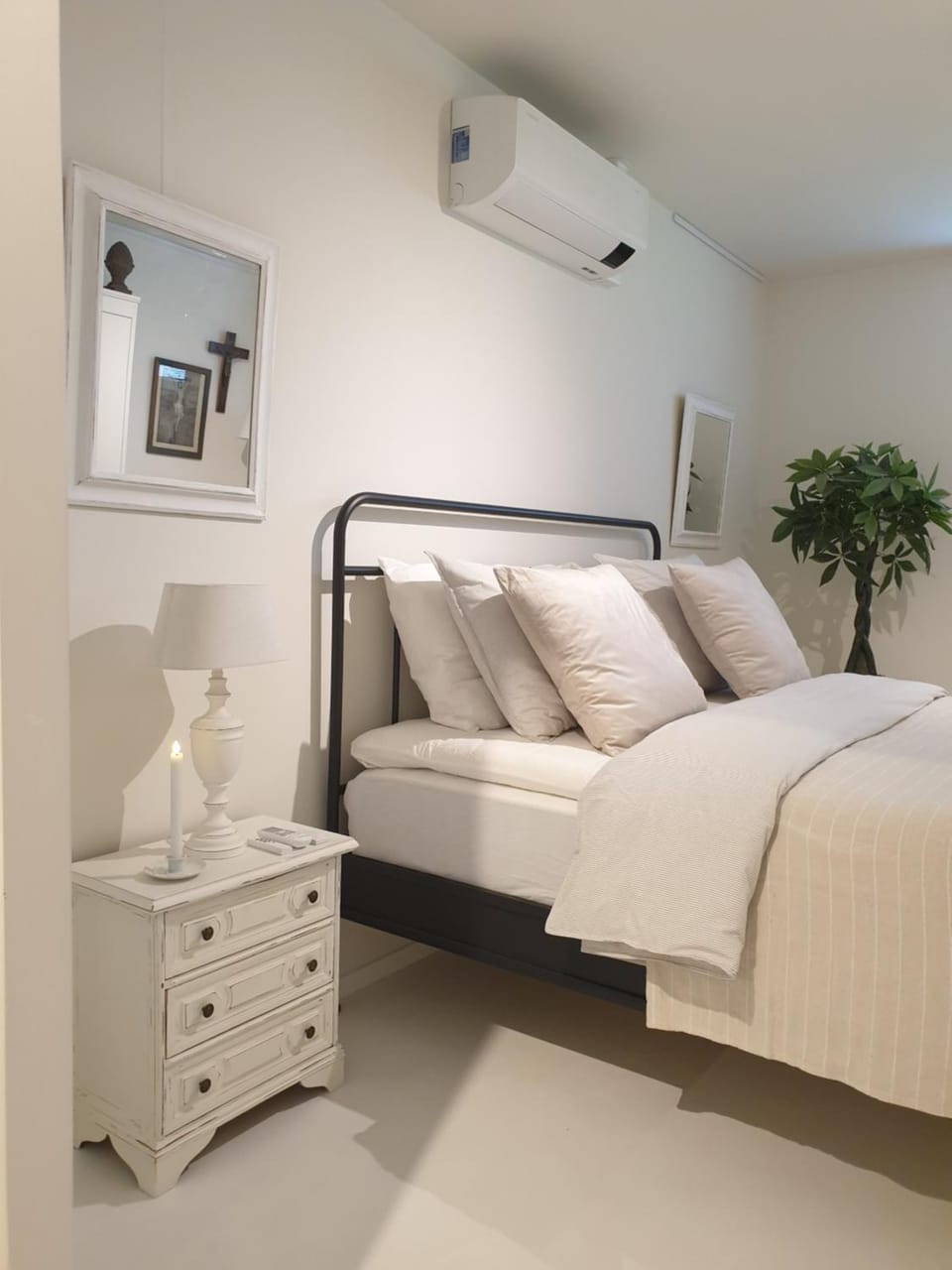Bed, Bedroom, air conditioner