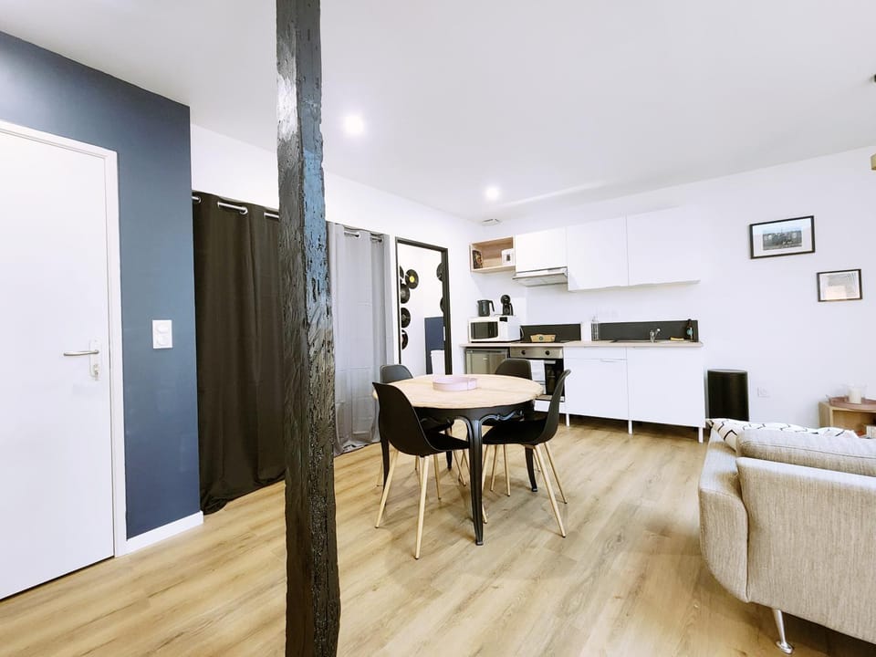 Kitchen or kitchenette, Seating area, Dining area